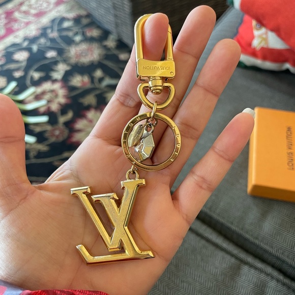 Authentic Louis Vuitton Porte Cles LV Facet Charm Key Ring Gold - Picture 8 of 10